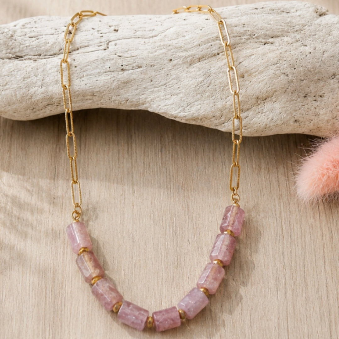 gros plan collier bohème acier inoxydable et perles en quartz naturel bijou coloré tendance femme