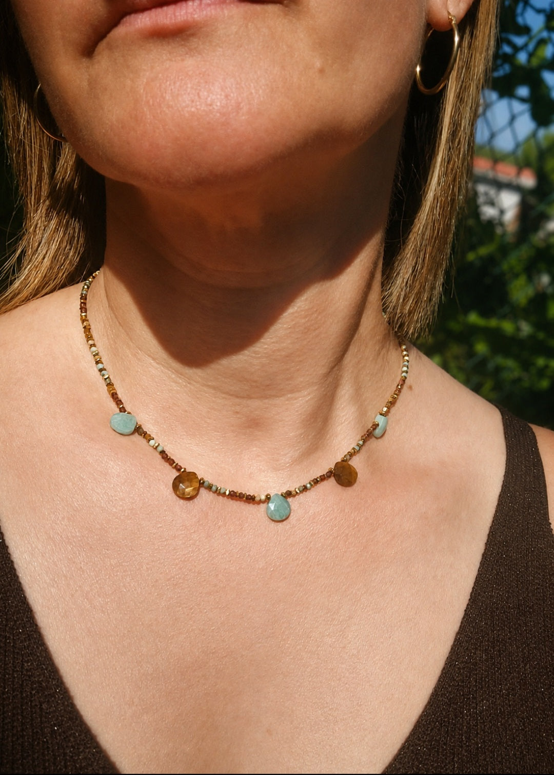 Collier bohème pierres naturelles et acier inoxydable à la lumière du soleil
