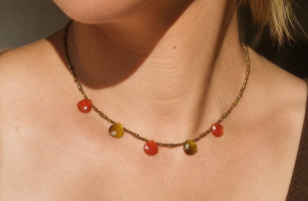 Bijou porté collier bohème pierres naturelles et acier fait main modèle unique femme
