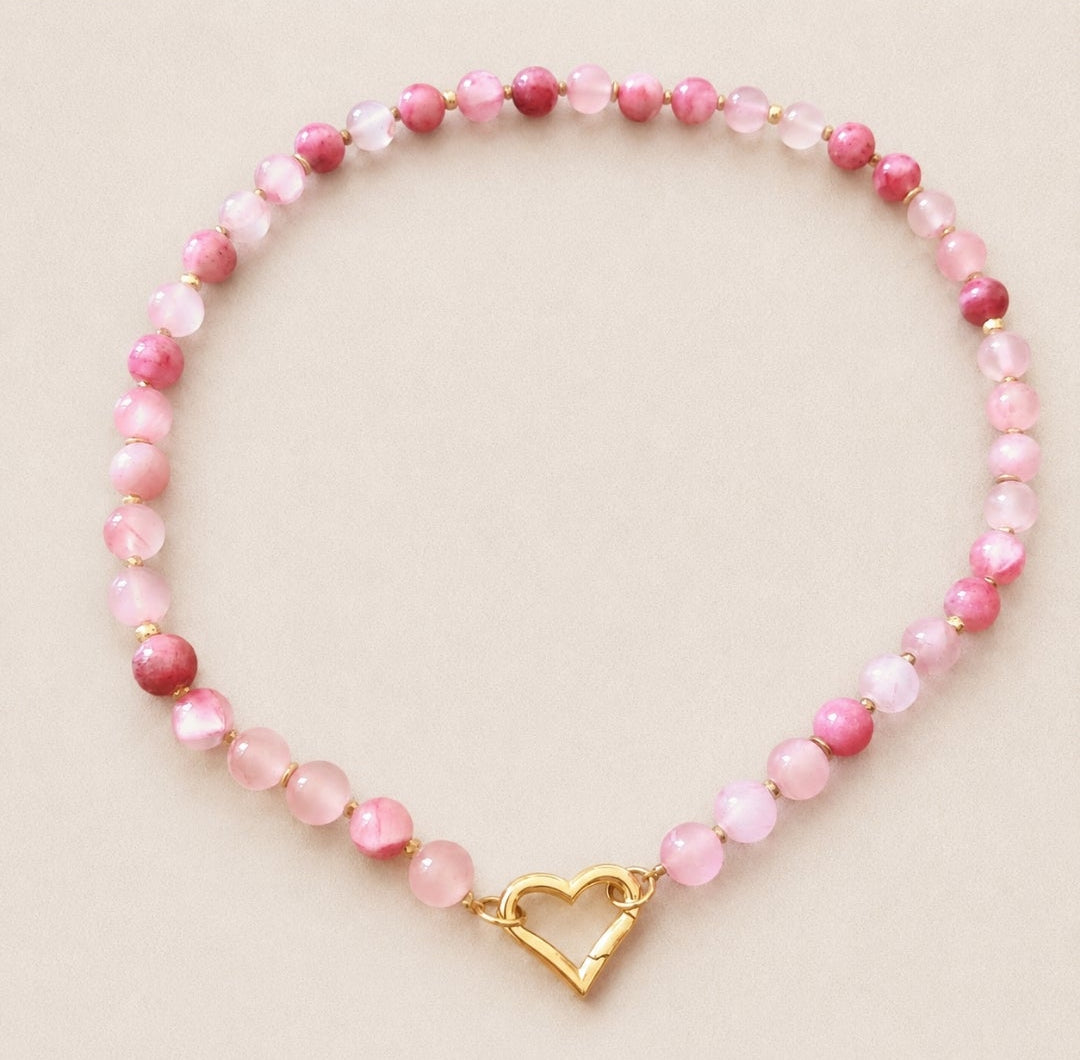 collier en pierres naturelles roses exposé sur fond clair style bohème chic pour femme fait main