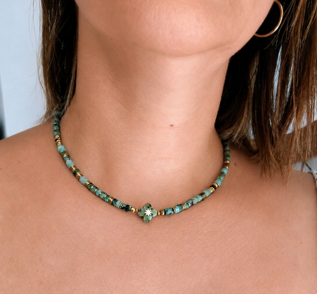 Collier création artisanale élégant et bohème pour femme en perles naturelles 