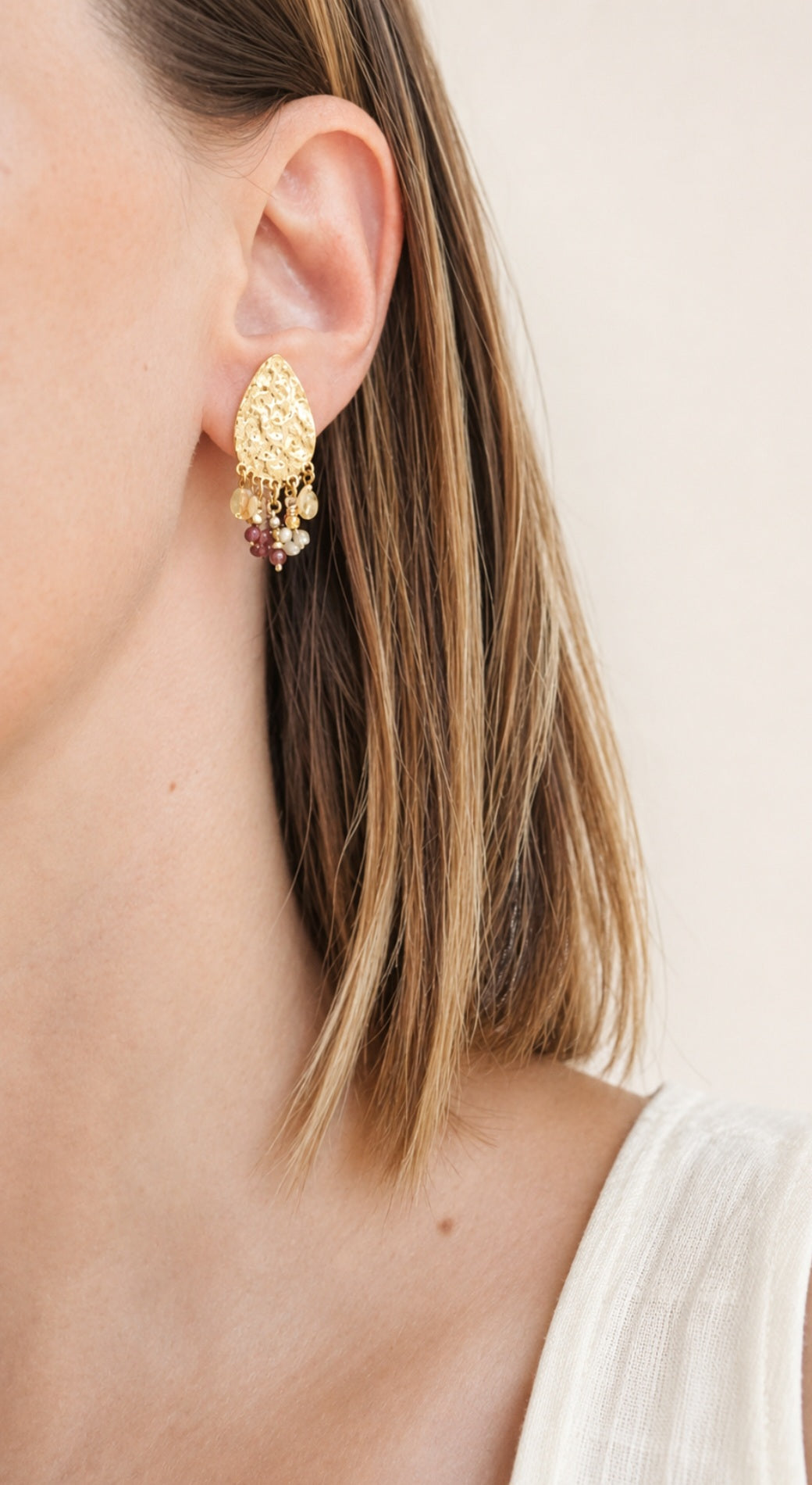Boucles d'oreilles bohème portées en acier inoxydable martelé et pampilles pierres naturelles confectionnées à la main