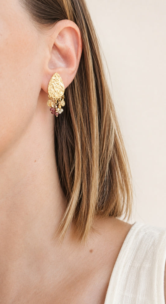 Boucles d'oreilles bohème portées en acier inoxydable martelé et pampilles pierres naturelles confectionnées à la main
