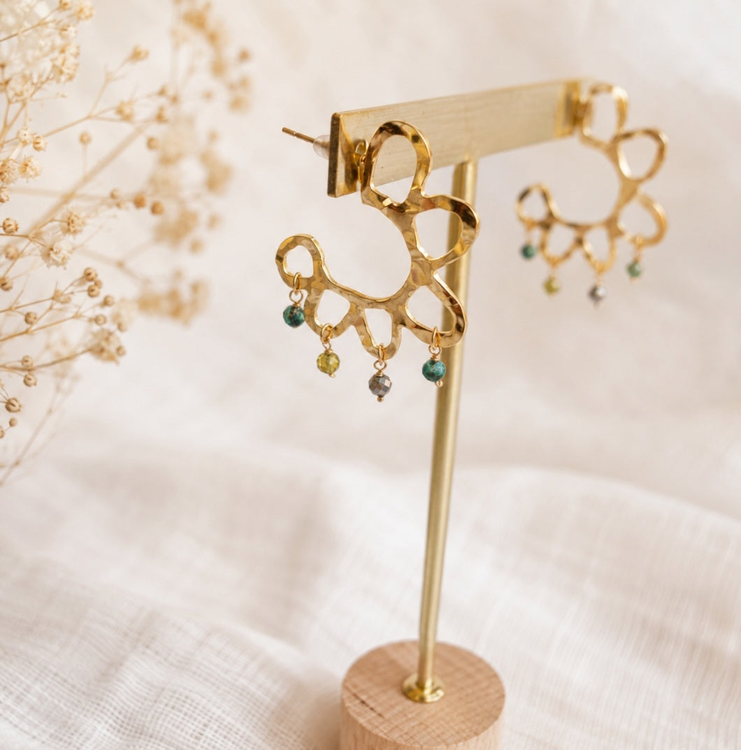 bijou bohème boucles d'oreilles sur présentoir en acier inoxydable et perles naturelles
