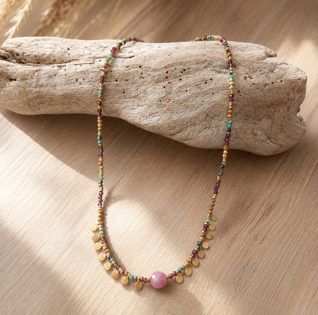 collier coloré en pierre naturelle et acier inoxydable fait main en modèle unique au style bohème