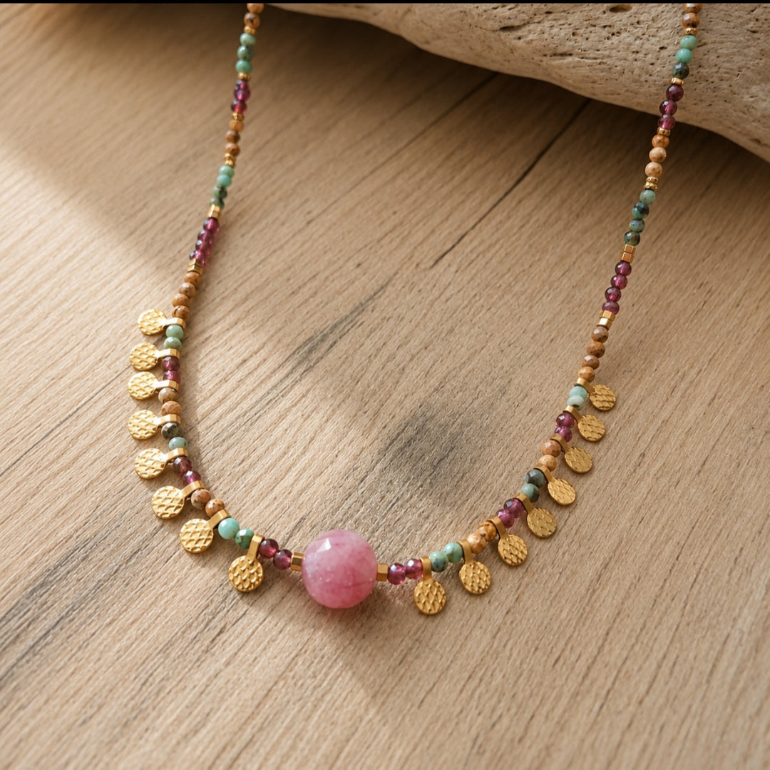 gros plan sur un bijou bohème au pierres naturelles colorées et pampilles acier inoxydable. bijou de créateur fait main collier en modèle unique