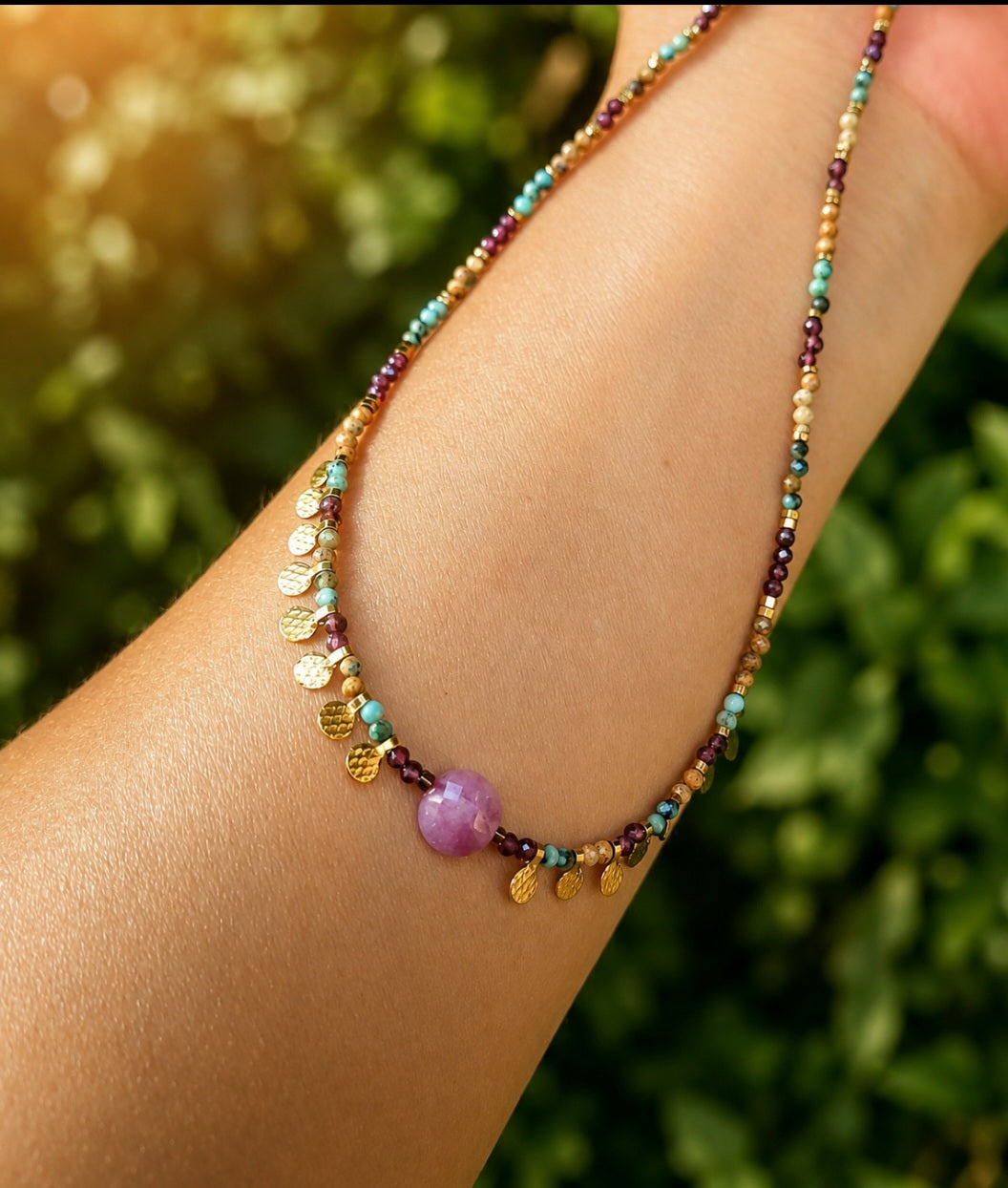 collier bohème coloré en pierre naturelle turquoise africaine, jaspe paysage, tourmaline et acier inoxydable