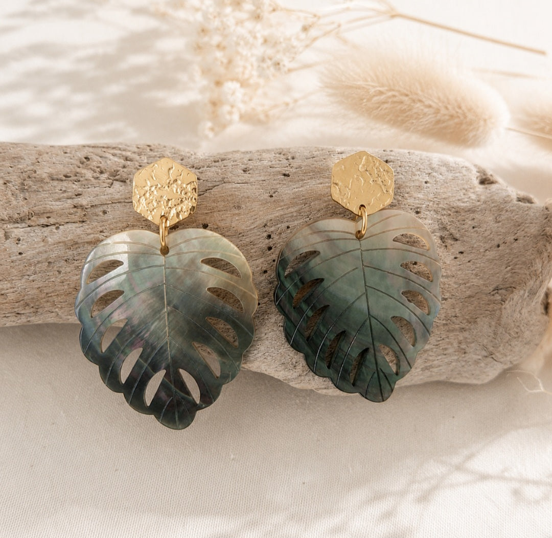 Boucles d'oreilles bohèmes feuille nacre naturelle grise et clous d'oreilles martelés acier inoxydable 