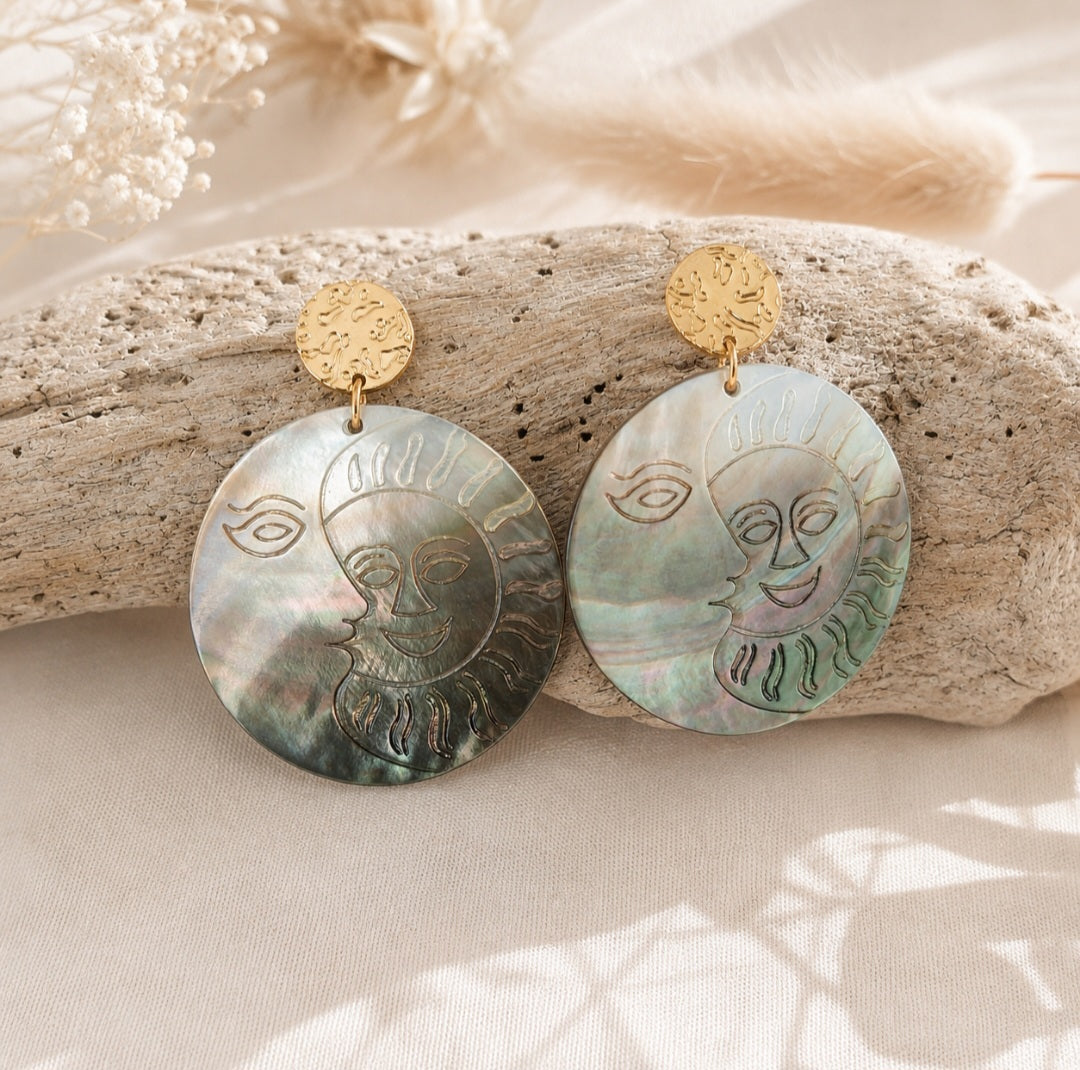 Boucles d'oreilles bohèmes clous d'oreilles en acier inoxydable et nacre naturelle grise pour femme fait main