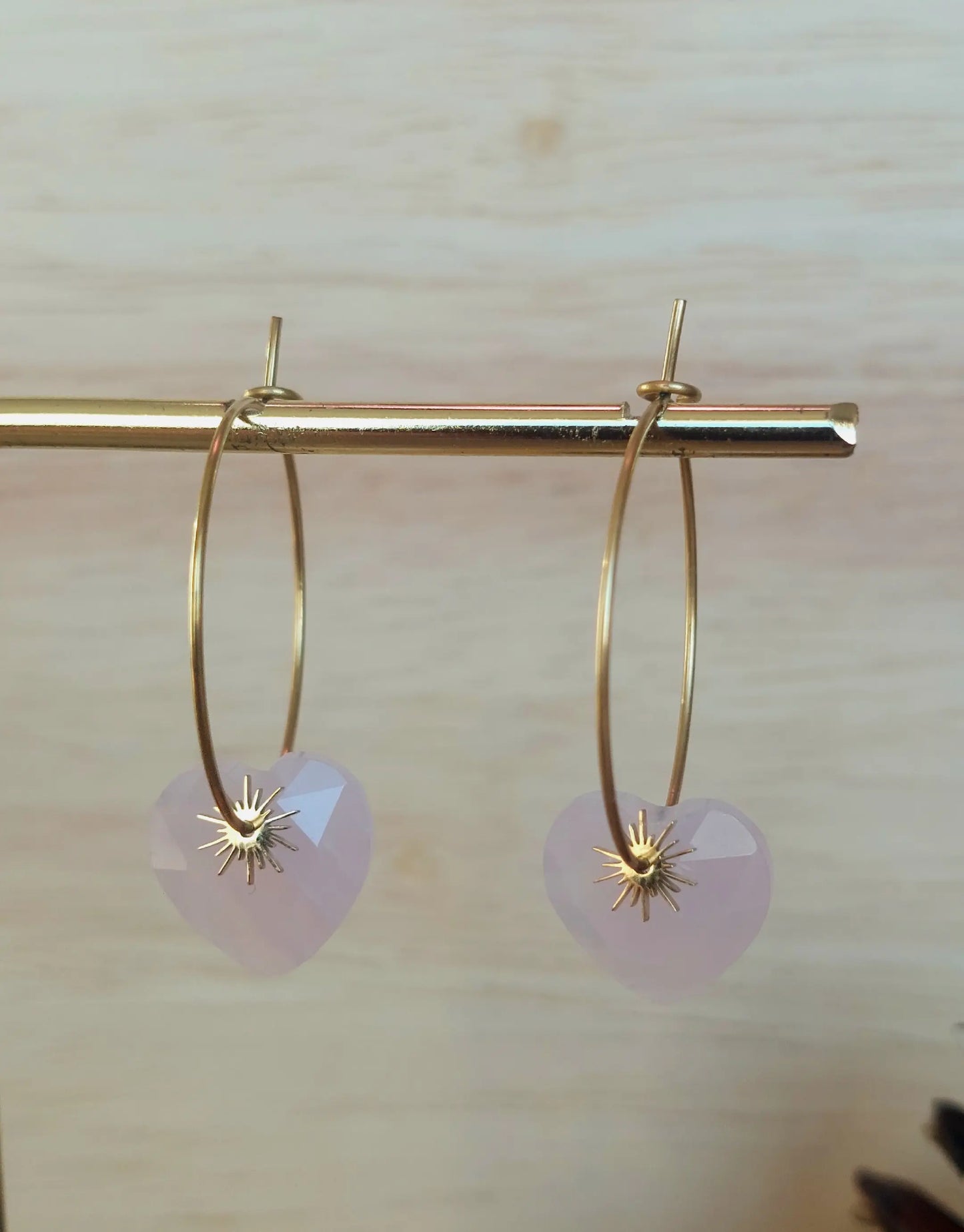 Bouckes d'oreilles bohèmes créoles en acier inoxydable coeur quartz rose naturel.