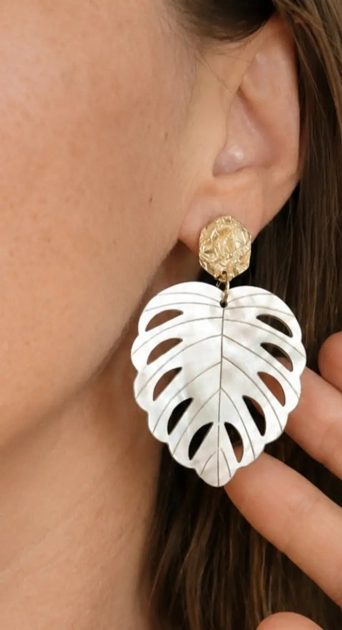 Boucles d'oreilles en nacre naturelle grise et clous d'oreilles en acier inoxydable style bohème fait main pour femme 