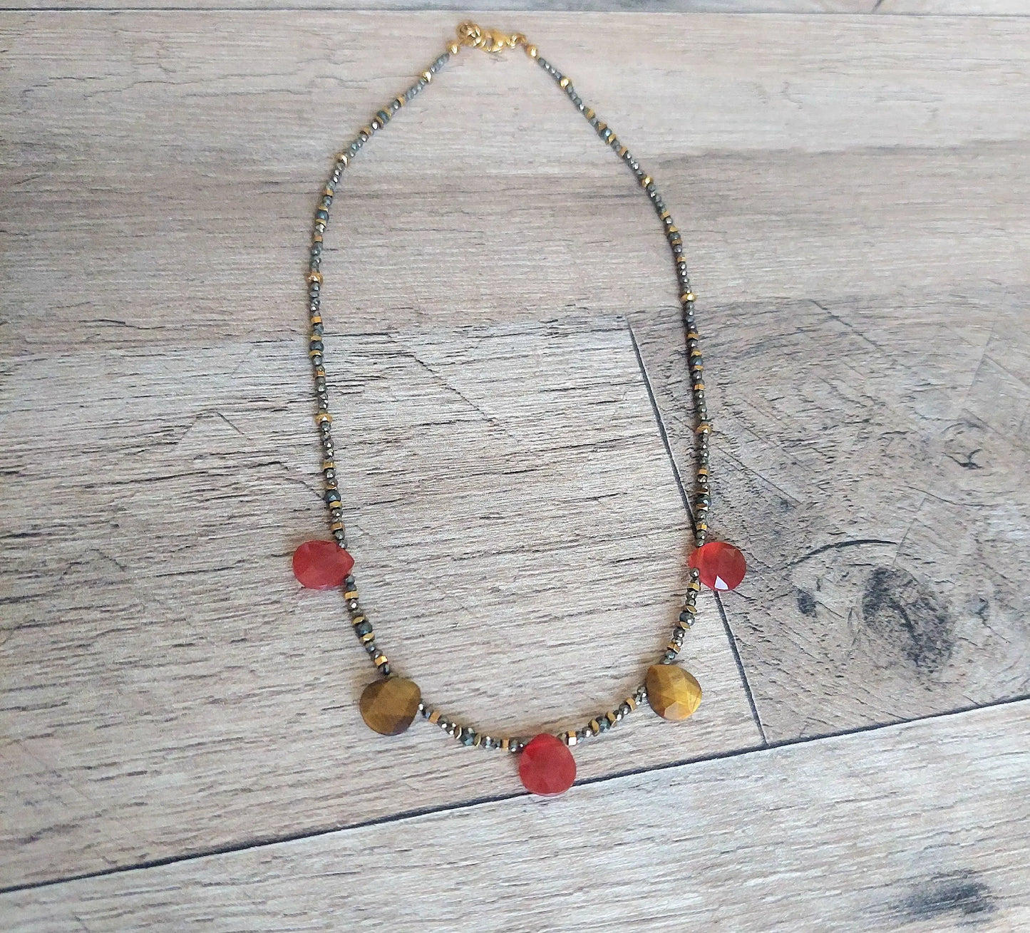 gros plan sur un collier en pierres naturelles fait main pour femme style boho chic celisamm creations