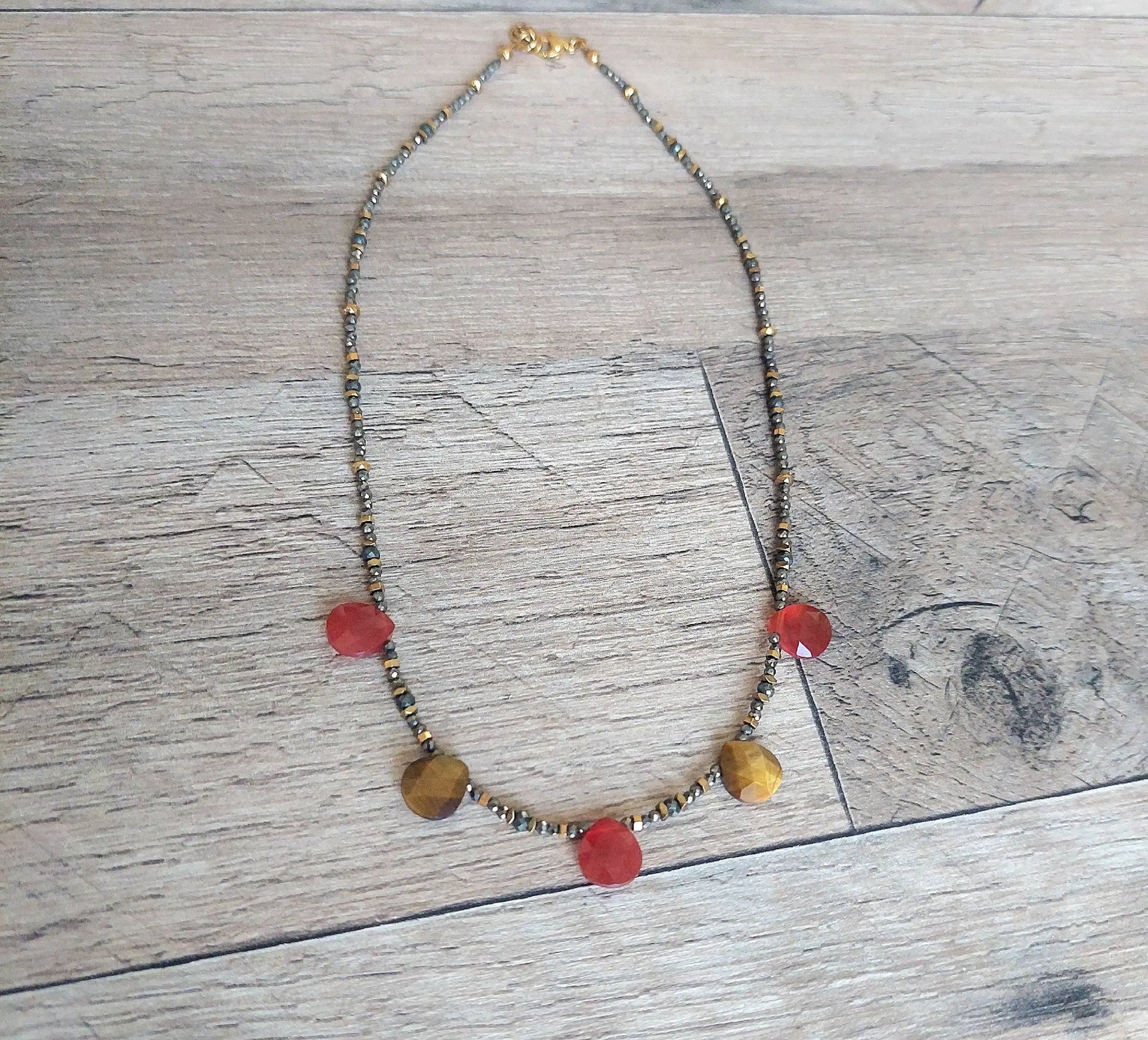 gros plan sur un collier en pierres naturelles fait main pour femme style boho chic celisamm creations