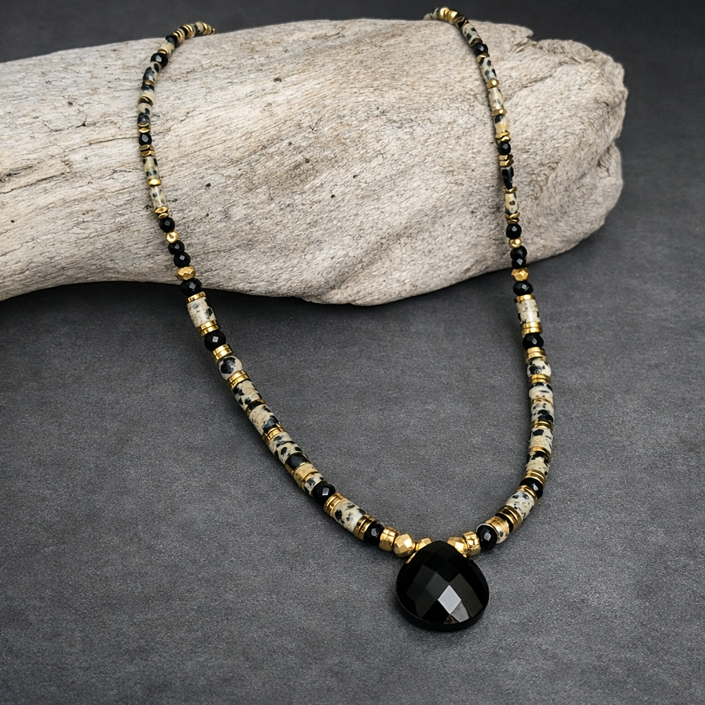 Collier bohème jaspe dalmatien et agate noire avec pendentif perle naturelle sur support en vue complète