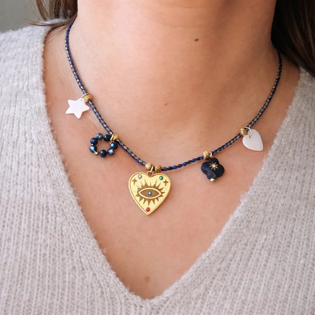 Femme portant un collier cordon bleu roi avec pendentif cœur en acier inoxydable, nacre et lapis-lazuli