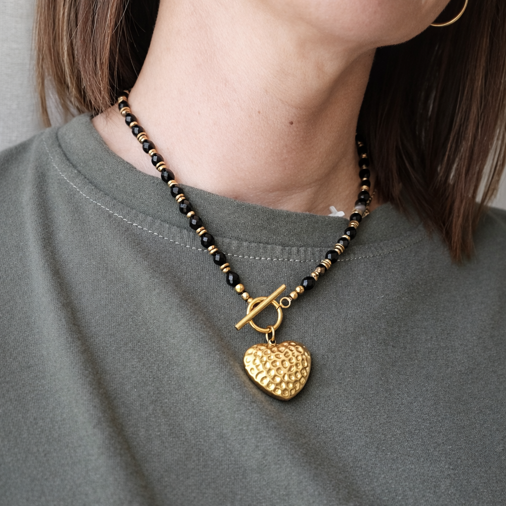 Collier bohème en obsidiennes naturelles et pendentif cœur acier inoxydable doré porté  création unique fait main