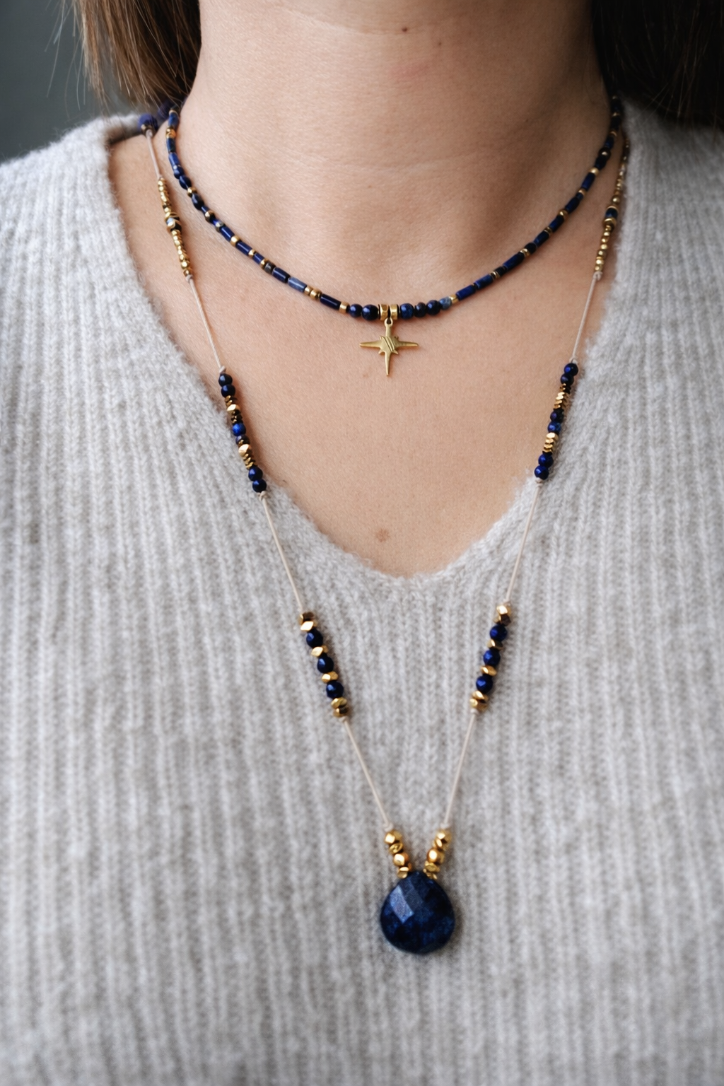 Collier sautoir lapis-lazuli naturel porté en superposition avec un collier ras de cou