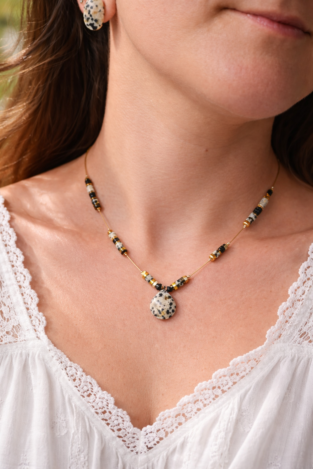 Collier sautoir en jaspe dalmatien pierre et agate noire naturelle, modèle unique artisanal porté