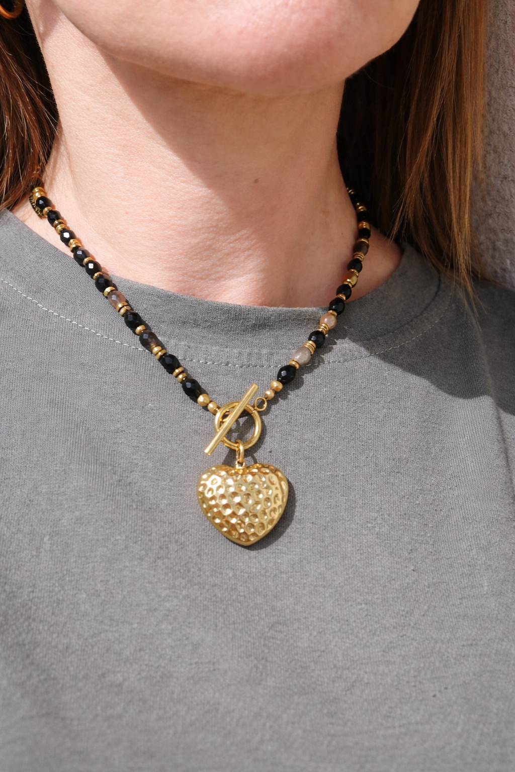 Collier bohème porté en obsidienne noire et grise et hématites dorées –bijou unique fait main