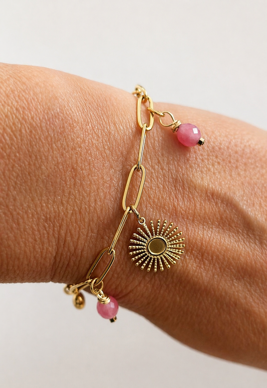 Bracelet bohème femme porté, acier inoxydable maille rectangle avec pampilles quartz rose fraise fait main