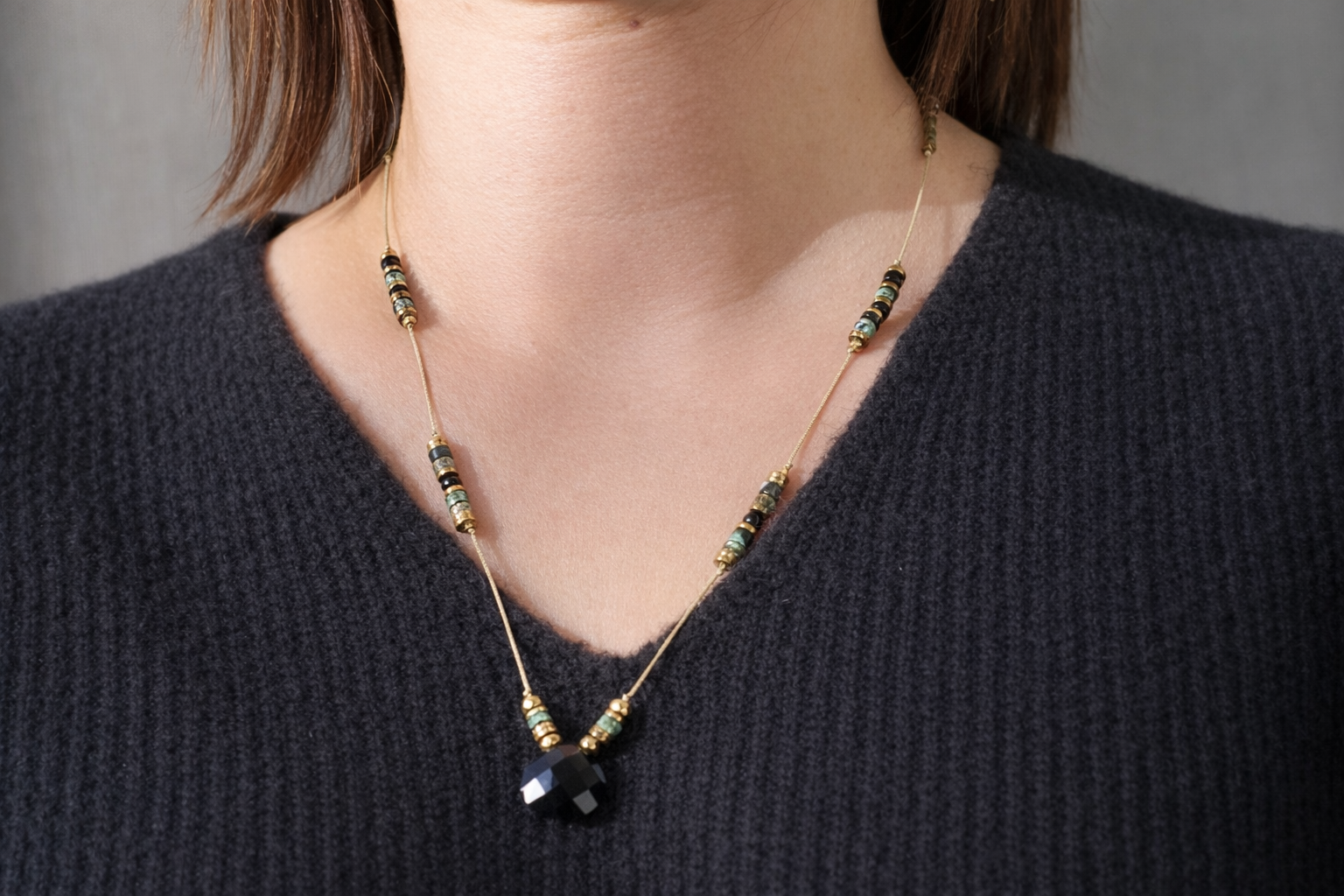 Vue rapprochée collier sautoir en pierres naturelles turquoise africaine et agate noire porté