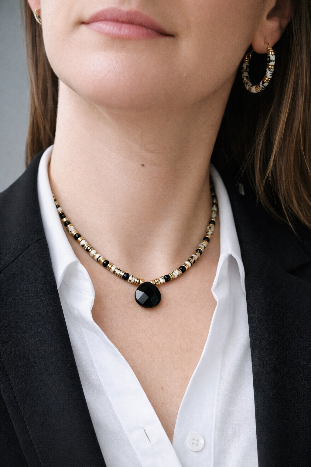 Collier jaspe dalmatien et agate noire avec pendentif perle, vue détail