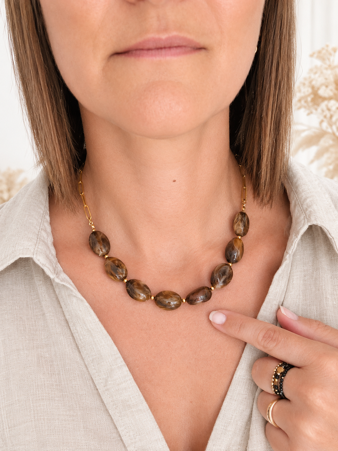Bijou bohème collier chaine acier inoxydable et perles résine acrylique marron marbré