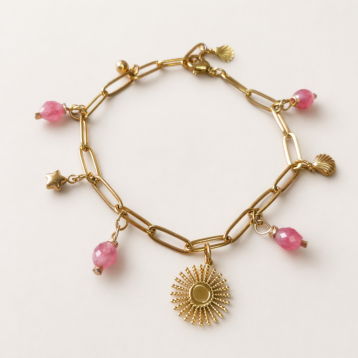 Bracelet femme tendance en acier inoxydable, maille rectangle et quartz rose fraise sur fond blanc style bohème