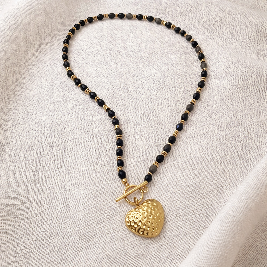Collier bohème fait main obsidienne naturelle et pendentif cœur acier doré sur fond clair