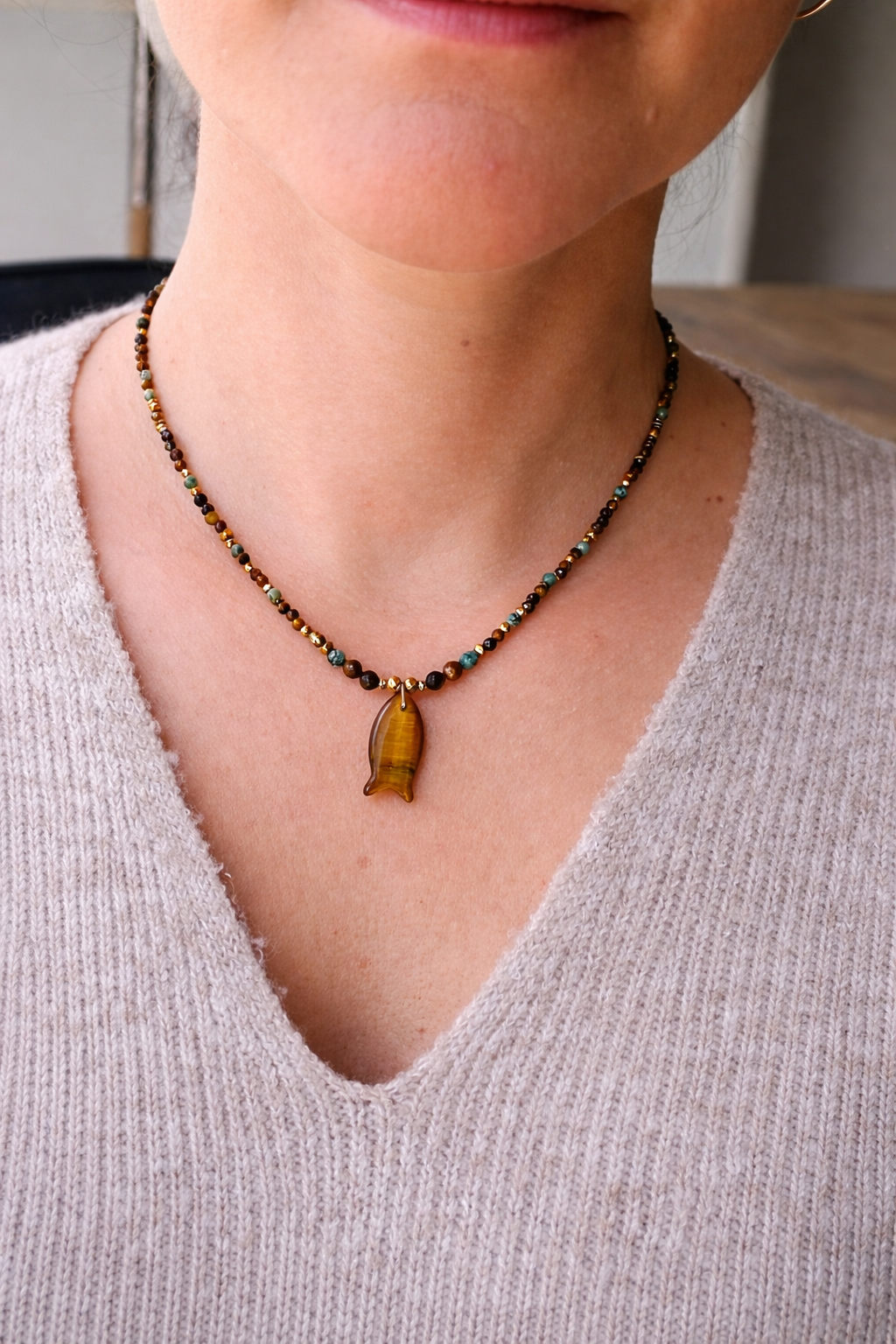 Collier bohème femme perles naturelles pendentif poisson en oeil de tigre