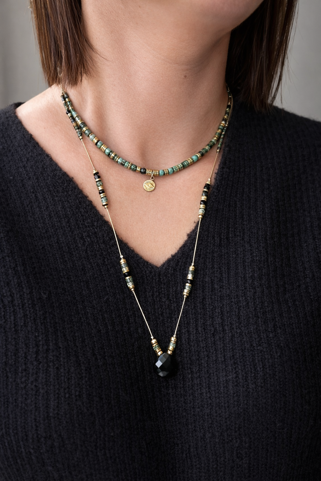 Collier long en turquoise africaine et agate noire porté, bijou bohème chic naturel en superposition avec un collier court en turquoise africaine