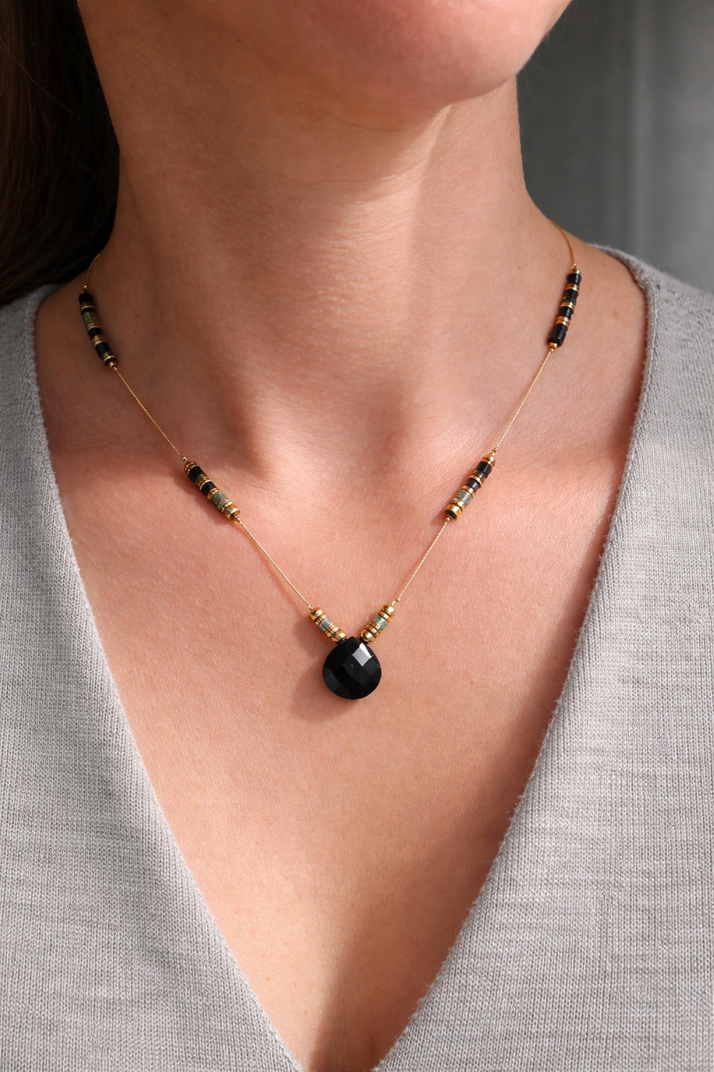 Collier bohème en turquoise africaine et agate noire porté, cordon réglable à nœud coulissant