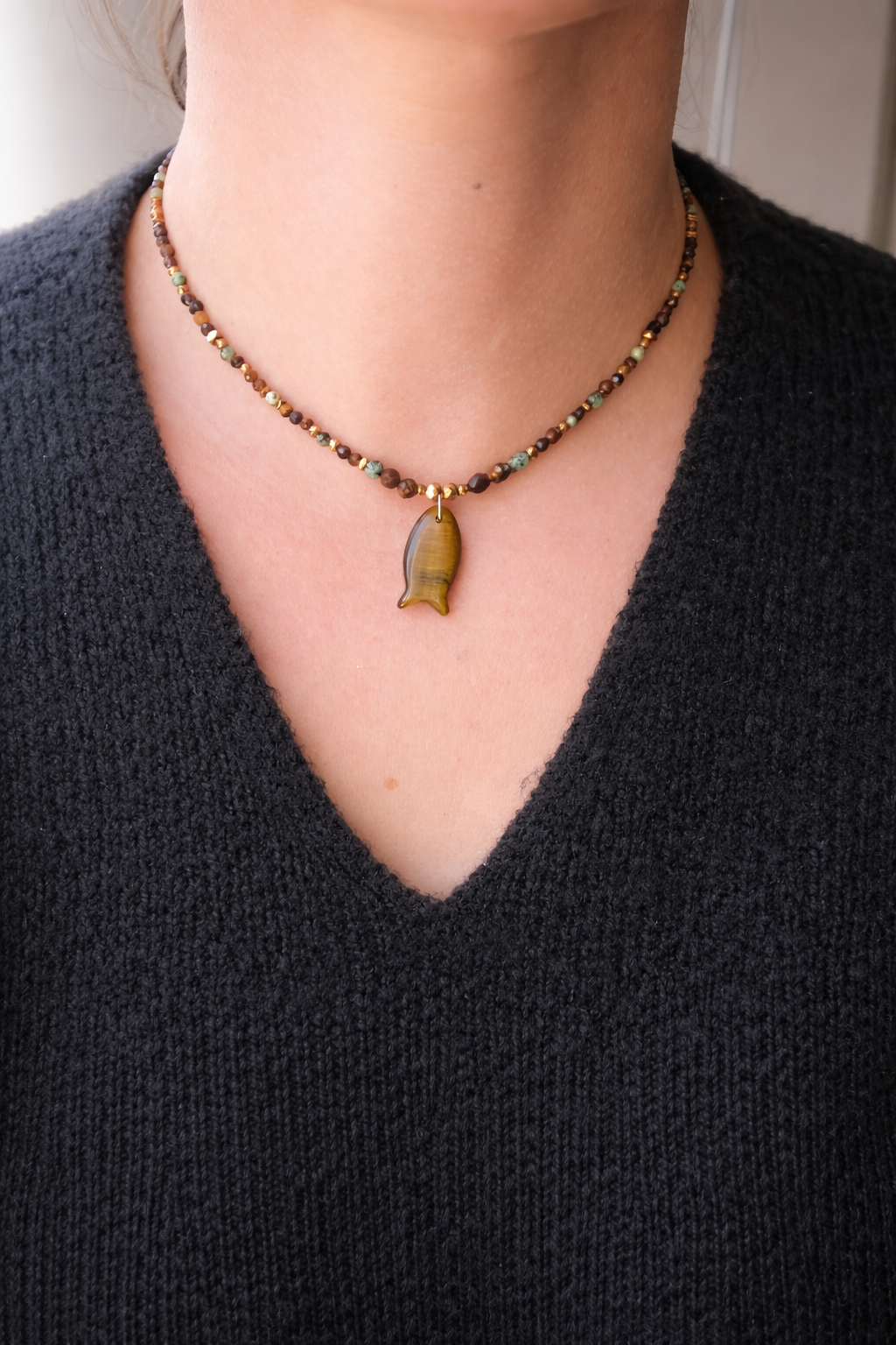 Collier œil de tigre poisson porté – bijou bohème élégant en pierres naturelles