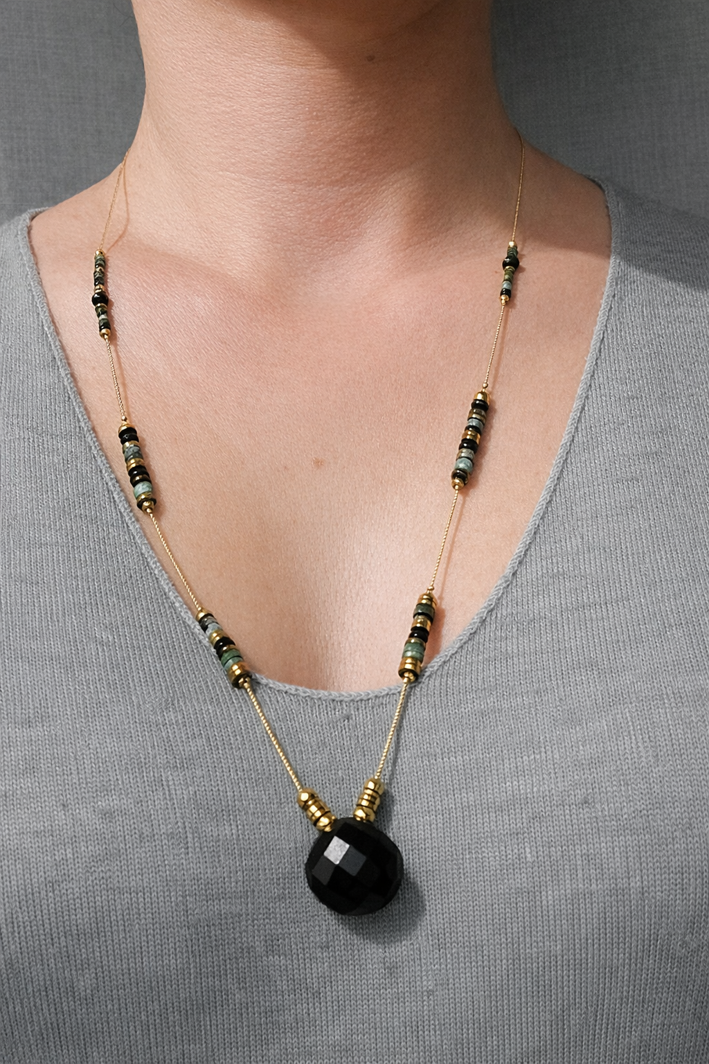 Sautoir artisanal en pierres naturelles turquoise africaine et agate noire porté sur tenue style bohème