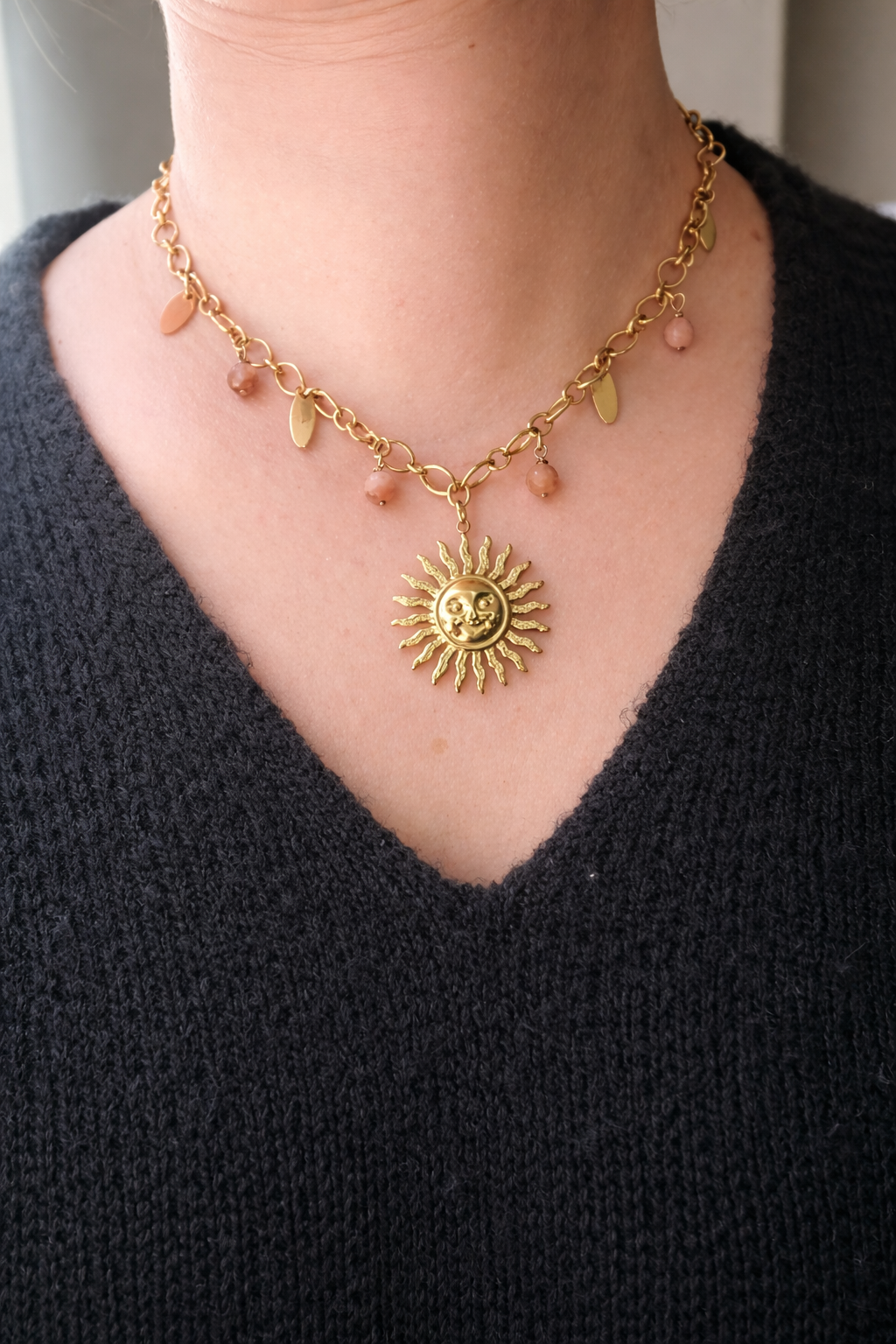 Collier bohème acier inoxydable avec pendentif soleil et pampilles en pierres de soleil naturelles porté au cou, vue rapprochée