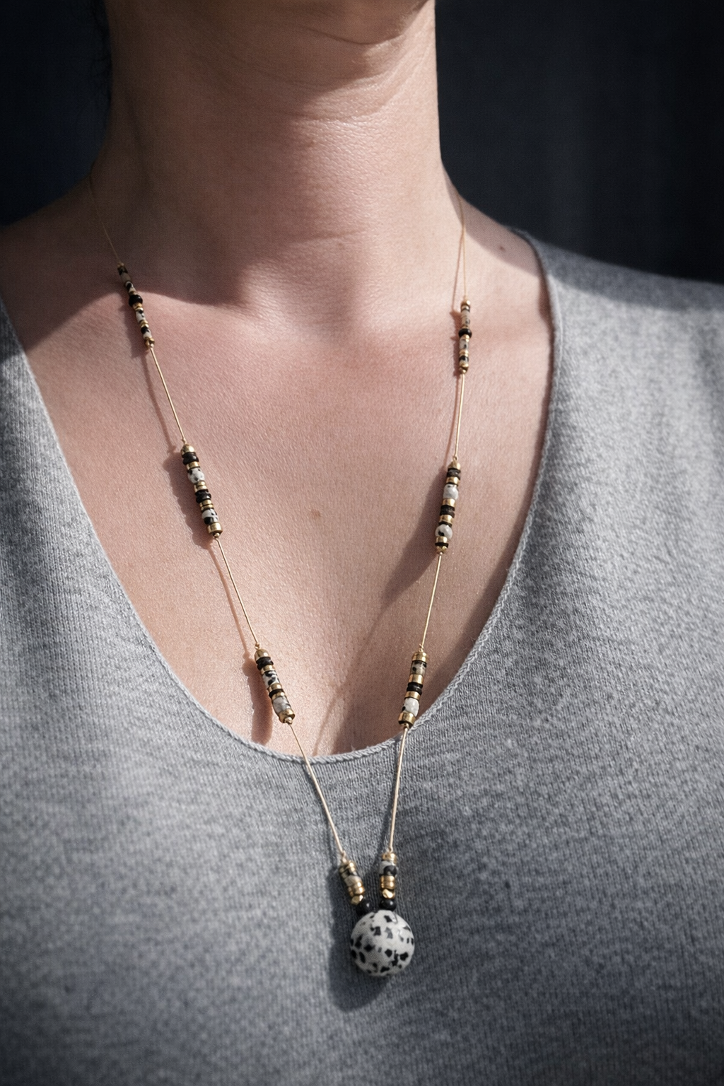 Collier bohème en jaspe dalmatien porté autour du cou, cordon avec nœud coulissant ajustable