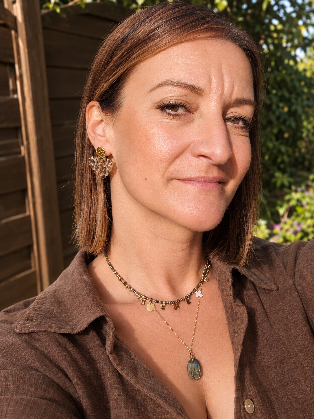Boucles bohème léopard portées par la créatrice de Celisamm Créations acier inoxydable fait main en france
