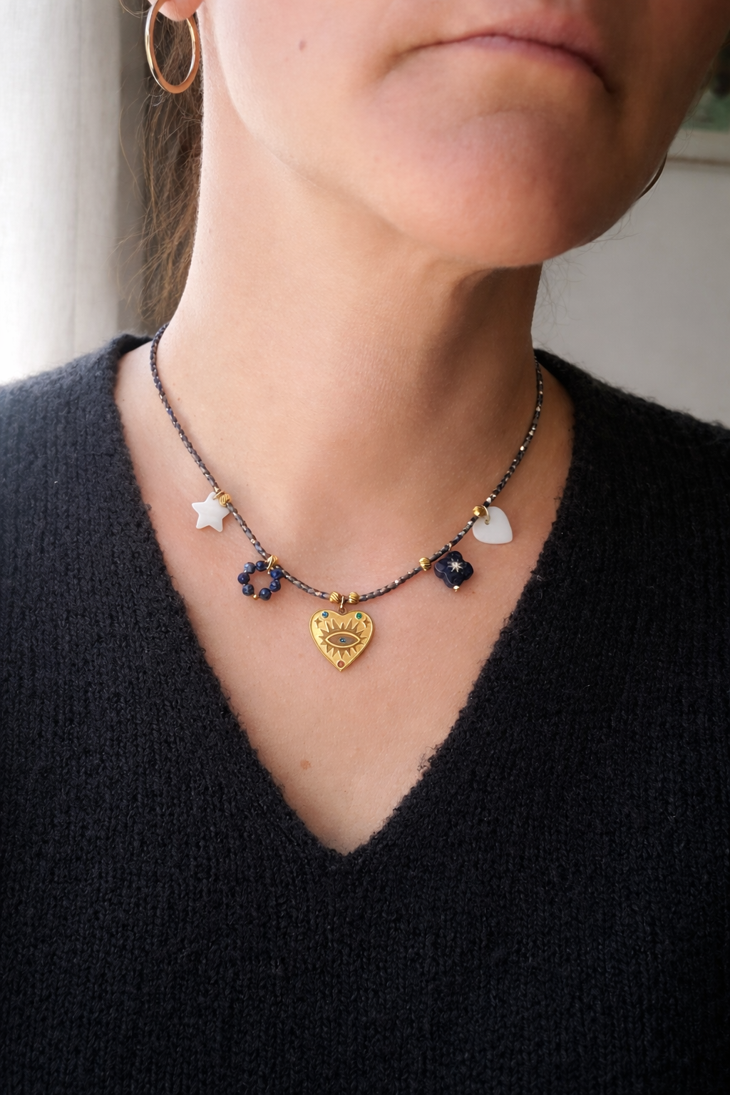 Collier élégant porté en bleu roi avec pendentif cœur et pampille en nacre et lapis-lazuli