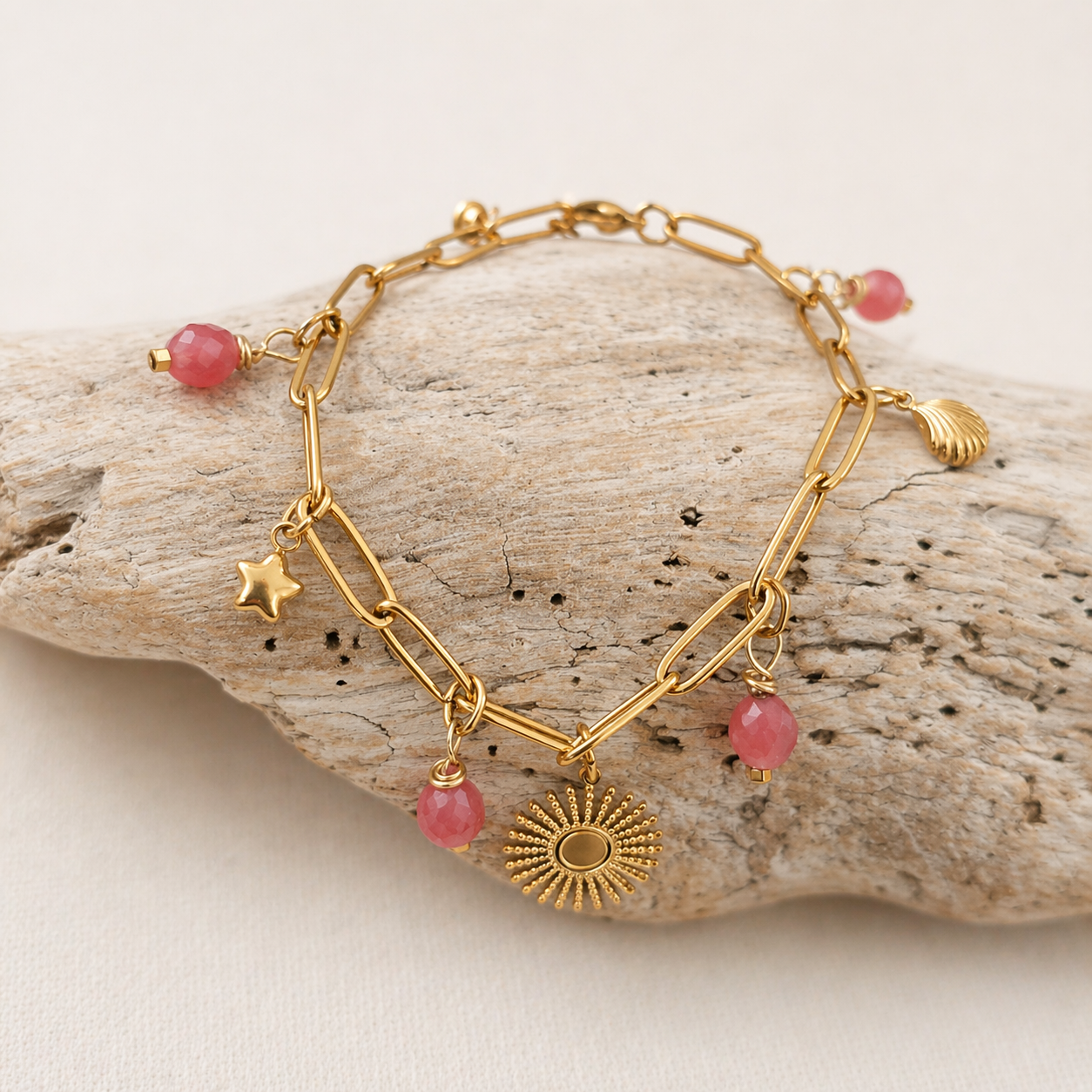 Bracelet femme bohème chic acier inoxydable et quartz rose fraise, bijou unique sur fond clair