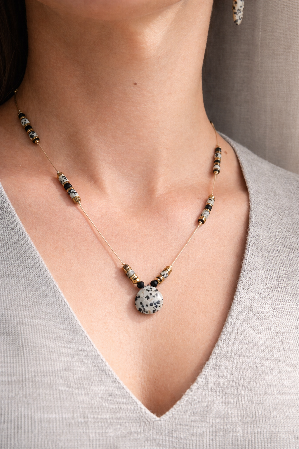 Collier sautoir en jaspe dalmatien porté, pierre naturelle sur cordon réglable style bohème