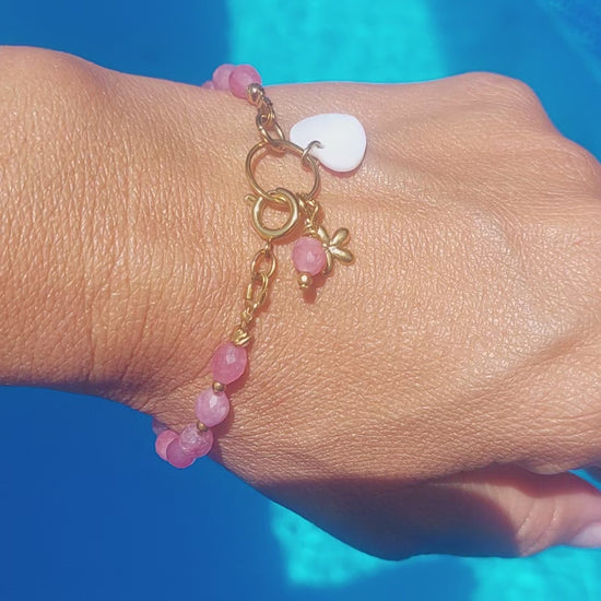 Vidéo du bracelet bohème quartz fraise porté à la lumière naturelle du soleil
