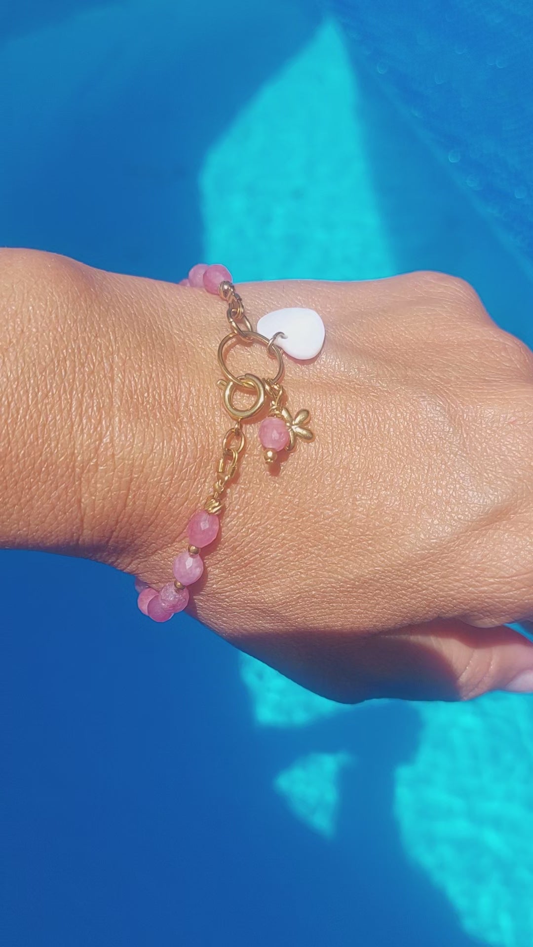 Vidéo du bracelet bohème quartz fraise porté à la lumière naturelle du soleil